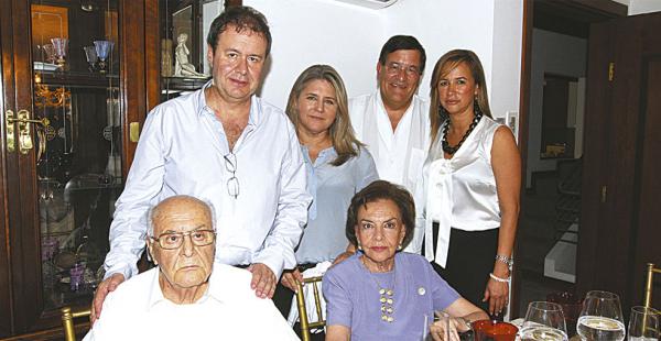Fernando y Eugenia Bedoya (sentados); Pablo Bedoya y 'Nena' Bedoya, Emilio y Katherine von Bergen (de pie)