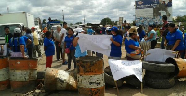 El bloqueo en Pailón comnezó a las 8:00. Las mujeres Bartolinas piden al MAS el cambio del candidato a la Alcaldía de ese municipio