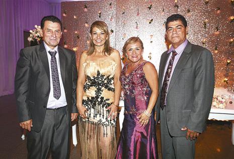 Percy Mendoza, Mary Luz Banegas, Elías Justiniano y Carlos Arce Vargas, felices por la unión de sus hijos