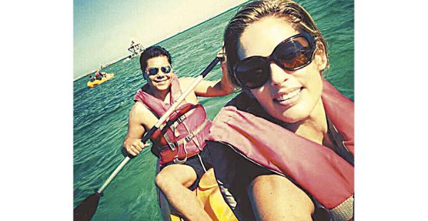 En la foto se los ve practicando kayak en las Bahamas.