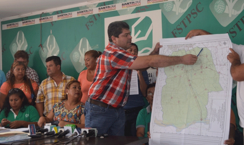 El alcalde de Cotoca, Wilfredo Áñez, muestra un mapa donde supuestamente muestra los límites entre municipios.