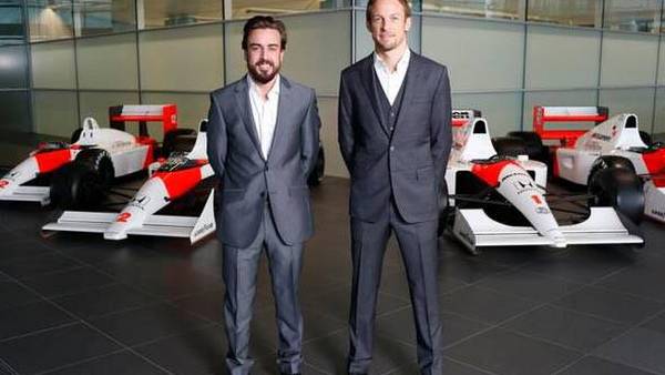COMPAÑEROS. Alonso y Button, delante de los viejos McLaren de Fórmula 1. (Twitter: McLarenF1)