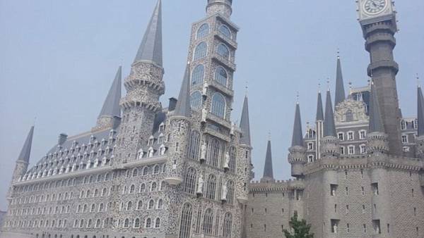China: construyeron una universidad con un extraño parecido a la escuela mágica de Harry Potter