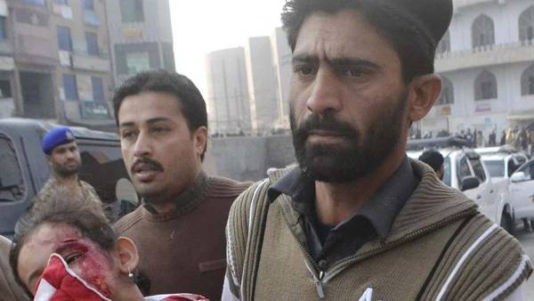 Decenas de muertos dejó hoy un ataque talibán a una escuela militar en Peshawar, Pakistán. (AP)