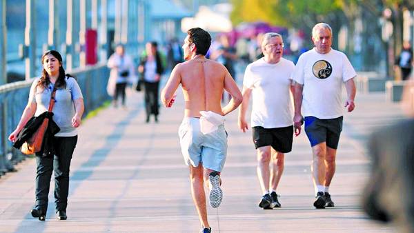 Día de ropa liviana, en Puerto Madero. Muchos eligieron ayer salir a caminar o a correr en pantalón corto. La campera fue un estorbo. NESTOR SIEIRA