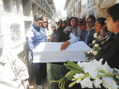 Entierro del bebé en Oruro, ayer. Foto: Juan Mejía