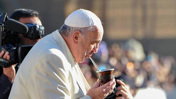 El papa Francisco cumple 78 años años y lo celebra en la Plaza San Pedro con el cariño de la gente. ( Victor Sokolowicz)