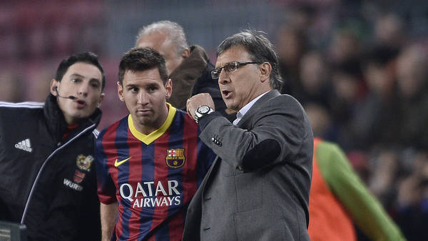 El Tata le da indicaciones a Messi en el Camp Nou, en la temporada que dirigió al Barcelona. (AP)