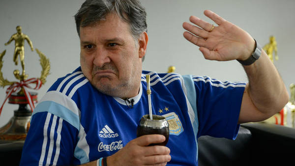 Martino compartió charla y mate con Clarín durante una hora y media en Ezeiza. (María Eugenia Cerutti)