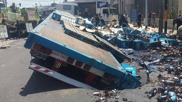SE HUNDIÓ. Un camión de cerveza volcó cuando se quebró el asfalto  de la esquina de Yrigoyen y Rivadavia, en el partido bonaerense de Avellaneda. (@pateadiscos)