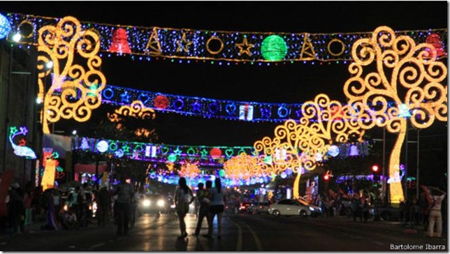 Las luces navideñas de Managua. Durante los últimos años, algunos de los símbolos alusivos a la Navidad permanecían en las rotondas de la ciudad durante todo el año. Las luces navideñas de Managua. Durante los últimos años, algunos de los símbolos alusivos a la Navidad permanecían en las rotondas de la ciudad durante todo el año.