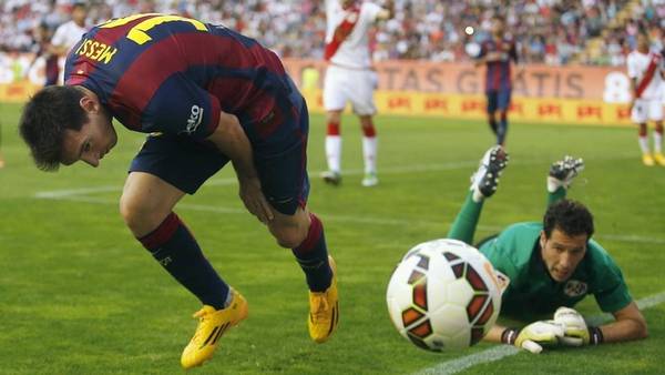 El hombre que vuela. Messi desafía la gravedad y a los rivales / AP