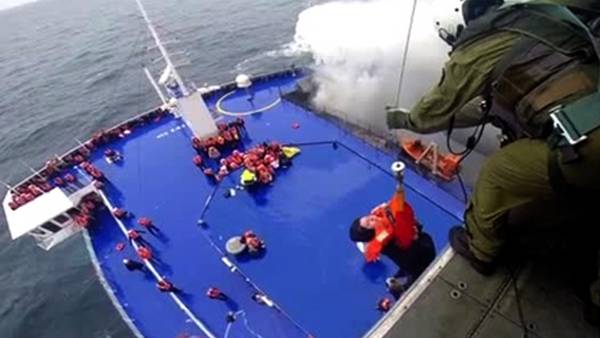 Tensión. Uno de los buques que ayudaban en el salvataje. AP