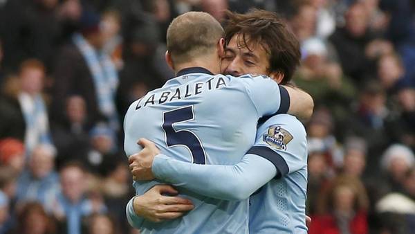 Zabaleta festeja junto a David Silva el primer gol de Manchester City ante Crystal Palace. (REUTERS)
