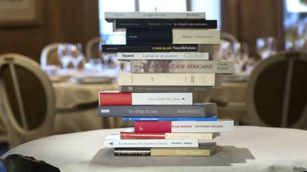 Libros apilados en una mesa