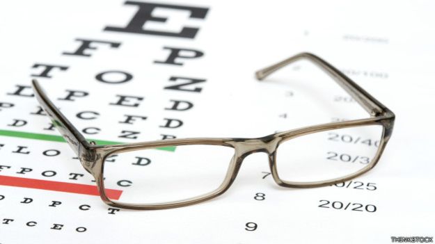 Lentes sobre una cartilla para pruebas de la vista