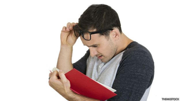 Hombre con dificultades para leer