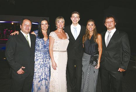 LOS BRUUN ESTENSSORO. Marcelo Estenssoro, Beatriz Estenssoro, Cinthia Estenssoro, Christian Bruun hijo agarrando al pequeño Christian Bruun, Lucy Ríos y Christian Bruun padre