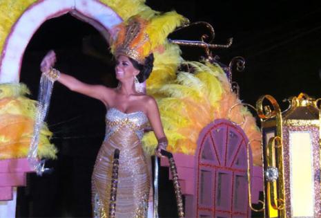 Los ballets como todos los años fueron los encargados de abrir la noche en la que soberana del Carnaval de Santa Cruz 2015, Anabel I, se robó el corazón de grandes y chicos
