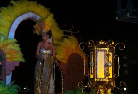 La soberana del Carnaval 2015, Anabel Angus, se robó el corazón de grandes y chicos que se dieron cita en la primera precarnavalera