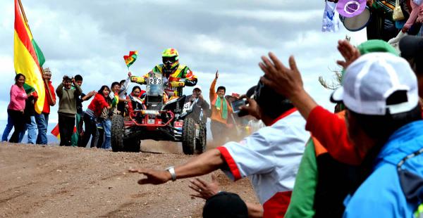 Wálter Nosiglia es el piloto boliviano más popular y fue el más emotivo en su llegada al país