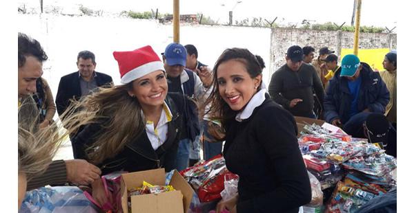 Andrea y Nicole González, reina pichona en 2014, entregaron regalos en Palmasola