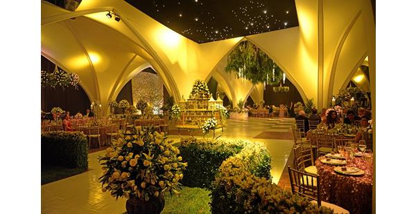 El salón estuvo decorado por Quito Velasco mientras que la organización fue de Gastón Serrano. Dalcy Flores se encargó de la torta de cinco pisos