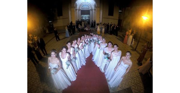 Las perlas. El grupo de amigas de Judith Parada estuvo firme. En total fueron 19 chicas con el mismo color de vestido