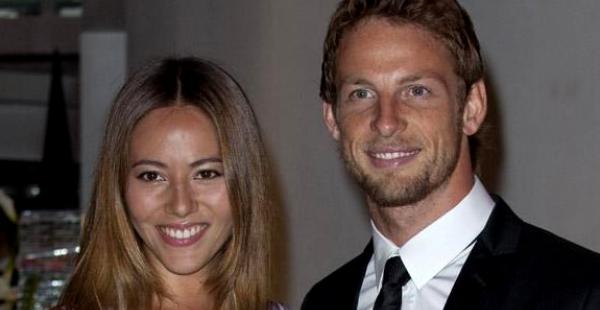 Jenson Button posa junto con su esposa, la modelo Jessica Michibata. Button hará dupla con Fernando Alonso en la escudería McLaren Honda en 2015