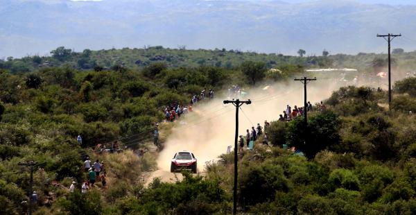Marco Bulacia en su paso con su Buggy Herrator ante bastantes espectadores del territorio argentino