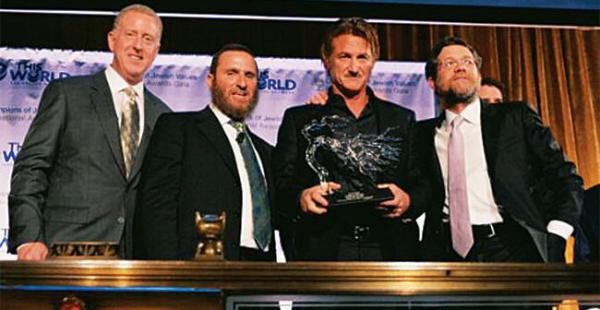 Jacob Ostreicher (primero de la derecha) a lado de Sean Penn, el actor estadounidense que lo ayudó a salir del país en diciembre de 2013.