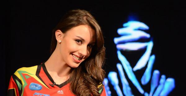 Disfruta mucho la conducción. Aunque Claudia no es amante de los deportes extremos, gusta comentar sobre la carrera del Dakar