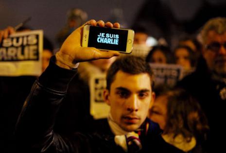 Uno de los miles de ciudadanos franceses que salió a marchar este miércoles