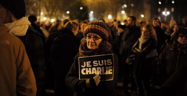 Miles de personas se reunieron en París y otras ciudades francesas para repudiar el ataque terrrorista que sufrió el semanario Charlie Hebdo