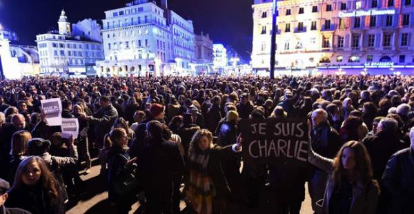 Miles de personas se reunieron en París y otras ciudades francesas para repudiar el ataque que sufrió el semanario Charlie Hebdo