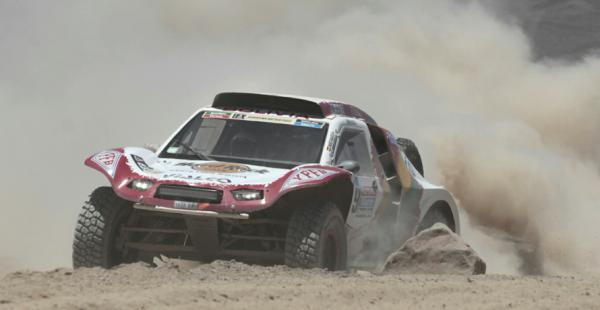 Marco Bulacia en plena acción junto a su máquina en el desierto de Atacama
