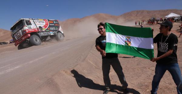 La bandera cruceña flamea en la ruta