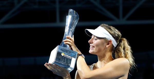 La rusa Maria Sharapova disfrutando su título que lo ganó ante Ana Ivanovic