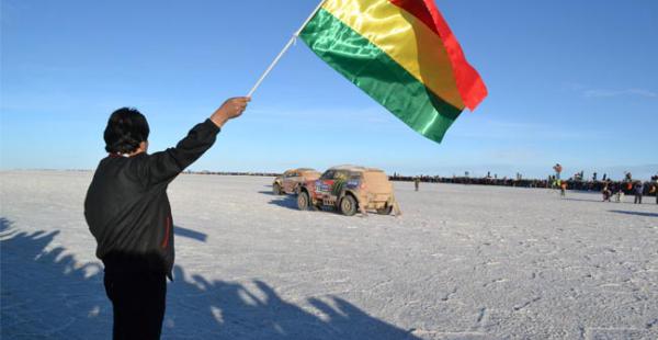 El presidente Morales despidió a los coches que por primera vez atravesaron el territorio boliviano en la historia del Dakar