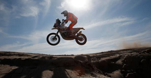 El piloto chileno es la primera vez que gana una etapa en el Dakar. Con la victoria de esta octava etapa también se metió entre los tres mejores de la general
