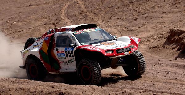 El boliviano Marco Bulacia a su paro por Calama. El piloto cruceño cumple una aceptable actuación de la categoría autos