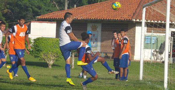 Pablo Salinas lucha por la pelota con Leonel Morales. Se anticipa que ambos serán titulares ante Sport Boys el domingo