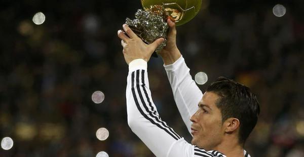 Cristiano Ronaldo lució orgulloso su premio otorgado por la FIFA