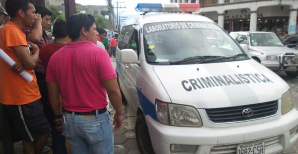 Un asalto armado se produjo en pleno centro cruceño la oportuna intervención policial evitó que los presuntos delincuentes huyeran.