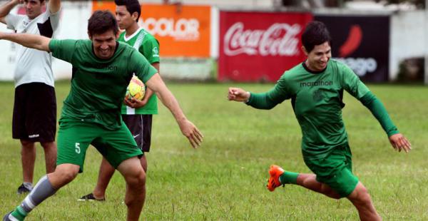 Marvin Bejarano (dcha.) enfrenta a ‘Nacho’ García en la práctica. El zurdo será titular mañana