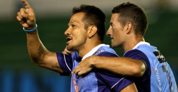 Pablo Salinas celebra su primer gol del Clausura levantando la mano. El atacante enseñó el camino a la victoria