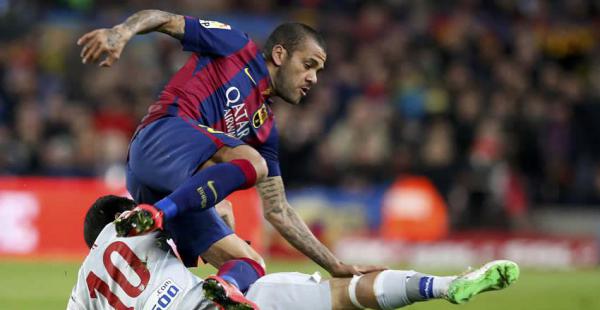 Dani Alves lucha por la posesión del balón con Arda del Atlético