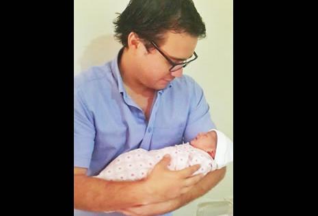 El flamante papá, Luis Chávez chocheando con la recién nacida