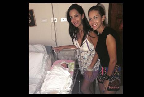 Las visitas no se hicieron esperar, como la modelo Nicole Pulino que no dudo en publicar esta tierna foto junto a Nicole Camacho y la pequeña Mila