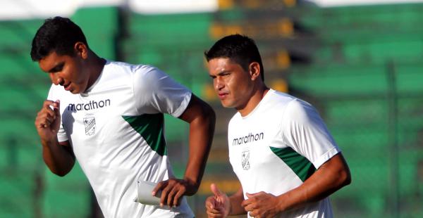 Ronny Montero (izq) trotando al lado de Jorge Ortiz (dcha), Basualdo apostó por el experimentado para acompañar a Ronald Raldes y Mariano Brau